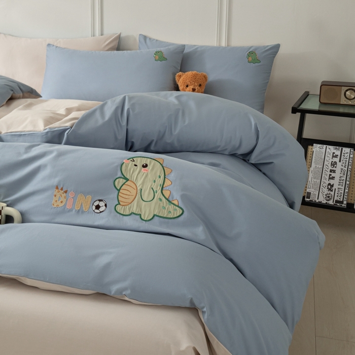 91家纺网 家纺一手货源 找家纺 万盛家纺 2025新款全棉喷气133*72刺绣卡通四件套 football恐龙-深蓝咖