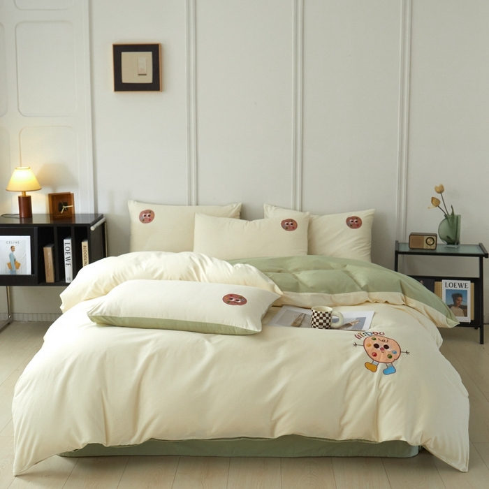 91家纺网 家纺一手货源 找家纺 万盛家纺 2025新款全棉喷气133*72刺绣卡通四件套 cookies饼干仔-奶白绿
