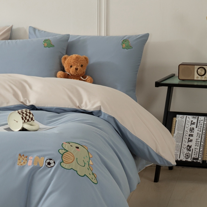 91家纺网 家纺一手货源 找家纺 万盛家纺 2025新款全棉喷气133*72刺绣卡通四件套 football恐龙-深蓝咖