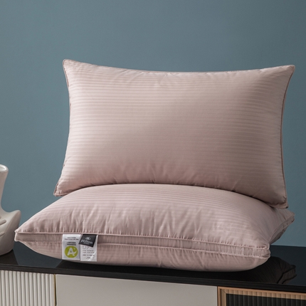 91家纺网 家纺一手货源 找家纺 太阳羽家纺 2025全棉缎条枕三层高端枕立体缎纹枕 缎条豆沙色高枕