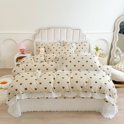 91家纺网 家纺一手货源 找家纺 宜凡 2024新款全棉印花雪纺夹棉床盖四件套 爱心 咖啡
