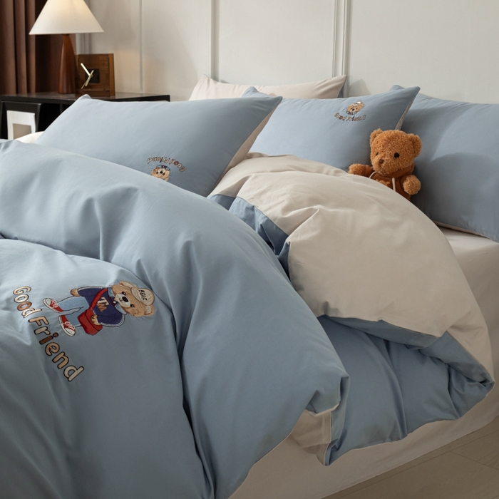 91家纺网 家纺一手货源 找家纺 万盛家纺 2025新款全棉喷气133*72刺绣卡通四件套 fashion熊-深蓝咖