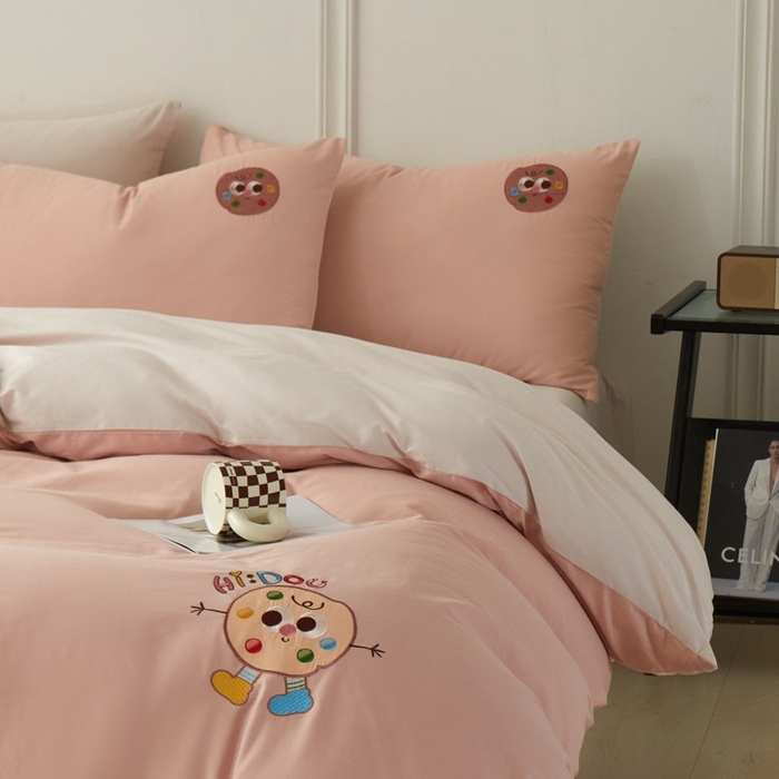 91家纺网 家纺一手货源 找家纺 万盛家纺 2025新款全棉喷气133*72刺绣卡通四件套 cookies饼千仔-豆沙粉