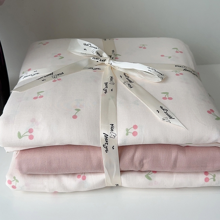 91家纺网 家纺一手货源 找家纺 麦伦家居 2024春夏新品全棉有氧双层纱印花系列四件套（叠拍图）樱桃粉