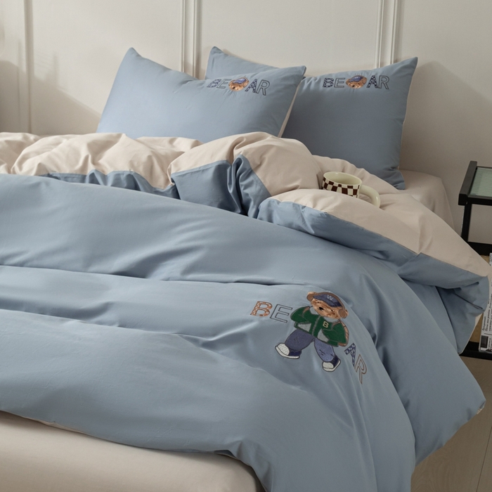 91家纺网 家纺一手货源 找家纺 万盛家纺 2025新款全棉喷气133*72刺绣卡通四件套 cowboy熊-深蓝咖