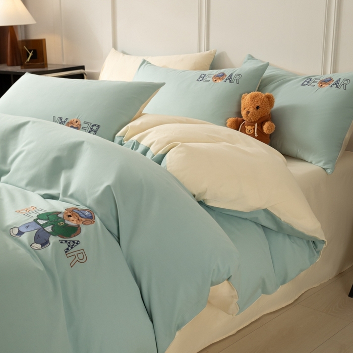 91家纺网 家纺一手货源 找家纺 万盛家纺 2025新款全棉喷气133*72刺绣卡通四件套 cowboy熊-浅蓝卡其