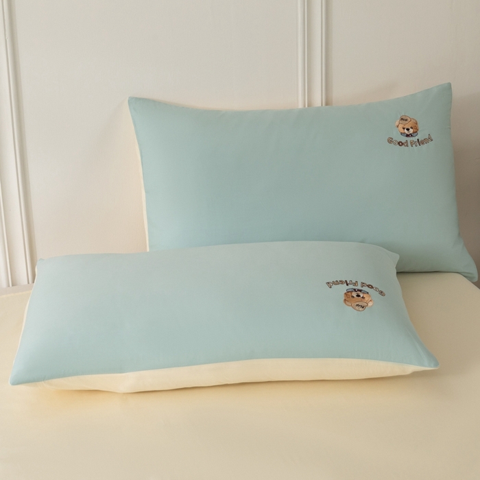 91家纺网 家纺一手货源 找家纺 万盛家纺 2025新款全棉喷气133*72刺绣卡通四件套 fashion熊-浅蓝卡其