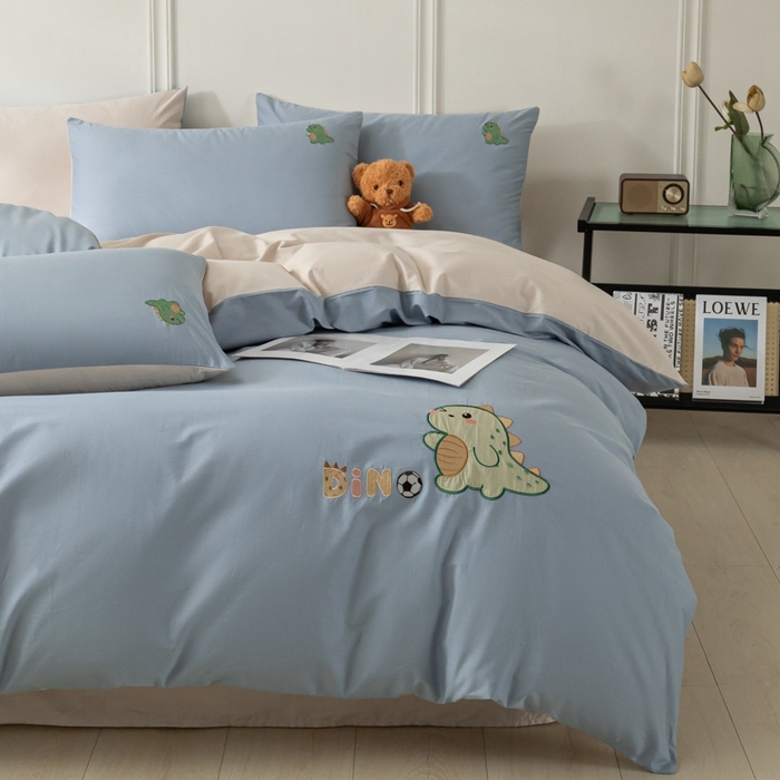 91家纺网 家纺一手货源 找家纺 万盛家纺 2025新款全棉喷气133*72刺绣卡通四件套 football恐龙-深蓝咖