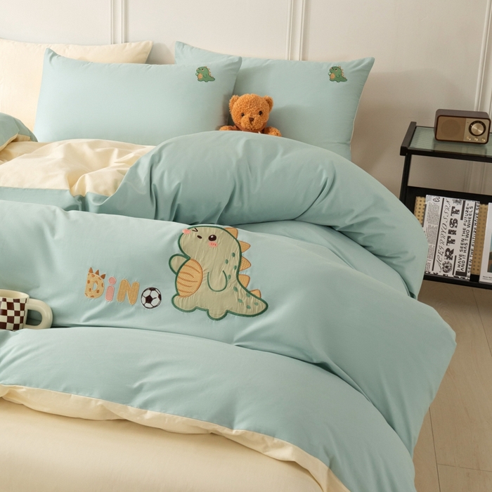 91家纺网 家纺一手货源 找家纺 万盛家纺 2025新款全棉喷气133*72刺绣卡通四件套 football恐龙-浅蓝卡其