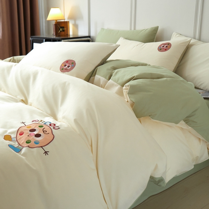 91家纺网 家纺一手货源 找家纺 万盛家纺 2025新款全棉喷气133*72刺绣卡通四件套 cookies饼干仔-奶白绿