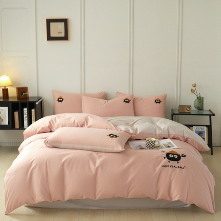 万盛家纺 2025新款全棉喷气13372刺绣卡通四件套 lucky煤球-豆沙粉