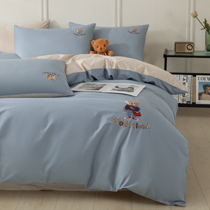 91家纺网 家纺一手货源 找家纺 万盛家纺 2025新款全棉喷气133*72刺绣卡通四件套 fashion熊-深蓝咖