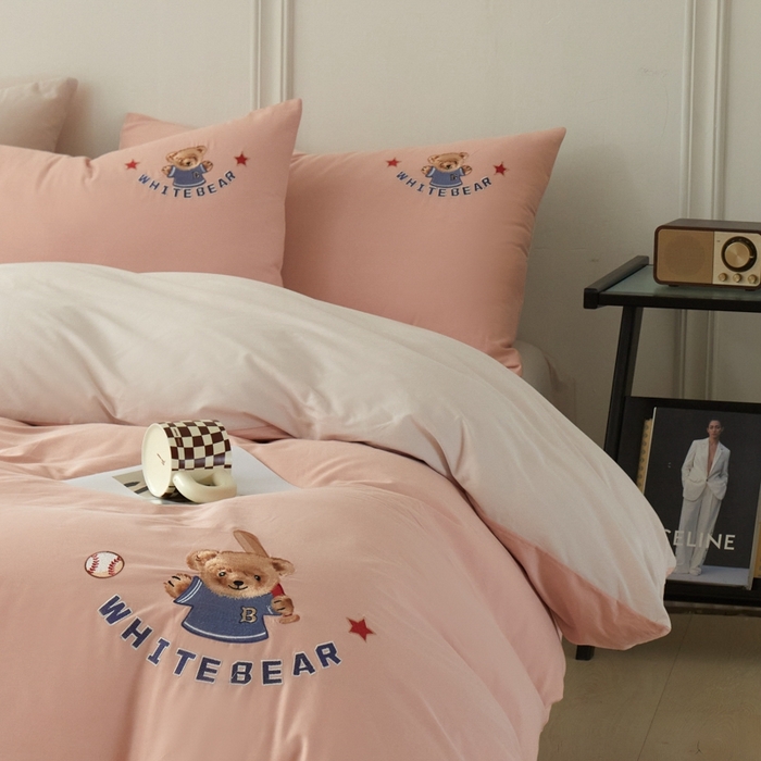 91家纺网 家纺一手货源 找家纺 万盛家纺 2025新款全棉喷气133*72刺绣卡通四件套 baseball熊-豆沙粉