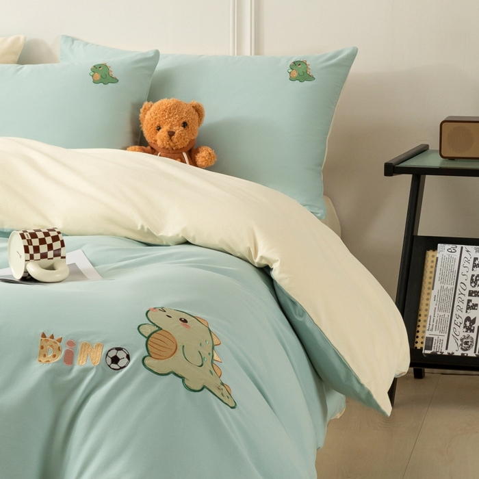 91家纺网 家纺一手货源 找家纺 万盛家纺 2025新款全棉喷气133*72刺绣卡通四件套 football恐龙-浅蓝卡其