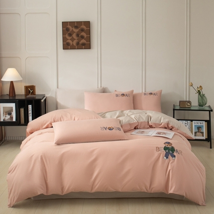 万盛家纺 2025新款全棉喷气13372刺绣卡通四件套 cowboy熊-豆沙粉