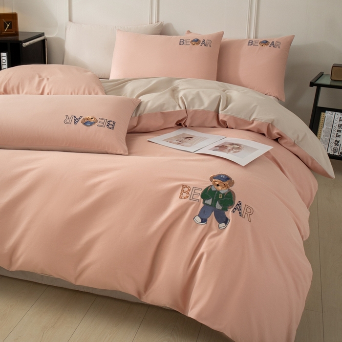 91家纺网 家纺一手货源 找家纺 万盛家纺 2025新款全棉喷气133*72刺绣卡通四件套 cowboy熊-豆沙粉