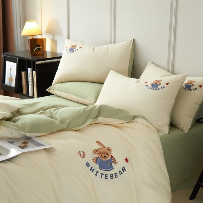 91家纺网 家纺一手货源 找家纺 万盛家纺 2025新款全棉喷气133*72刺绣卡通四件套 baseball熊-奶白绿