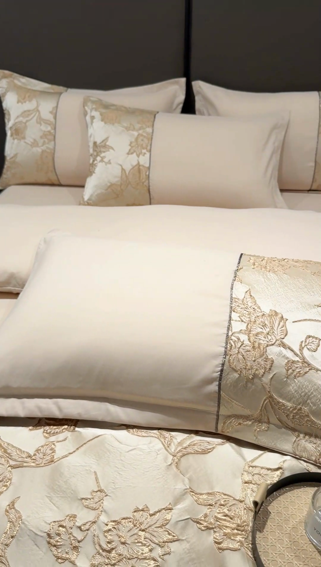 91家纺网 家纺一手货源 找家纺 布可家纺 2025新款轻奢精美浮雕刺绣提花四件套 花叶扶-香槟金