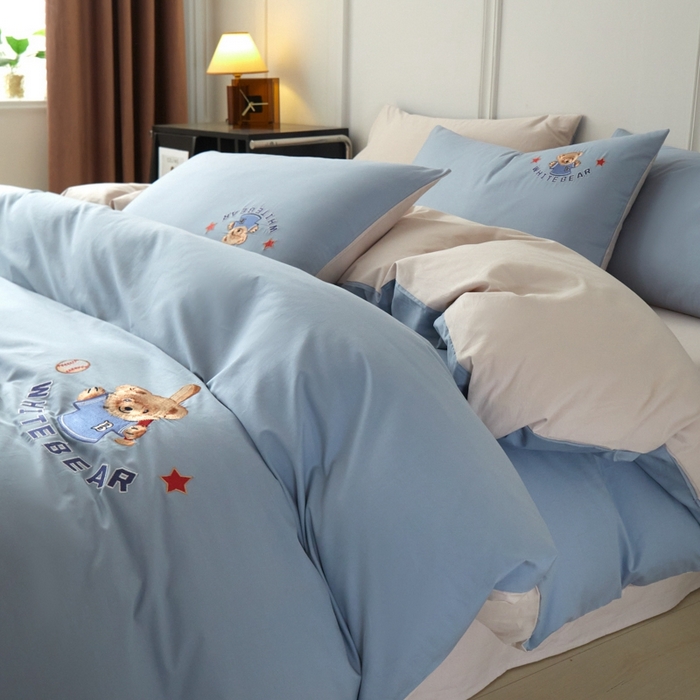 91家纺网 家纺一手货源 找家纺 万盛家纺 2025新款全棉喷气133*72刺绣卡通四件套 basebal熊-深蓝咖