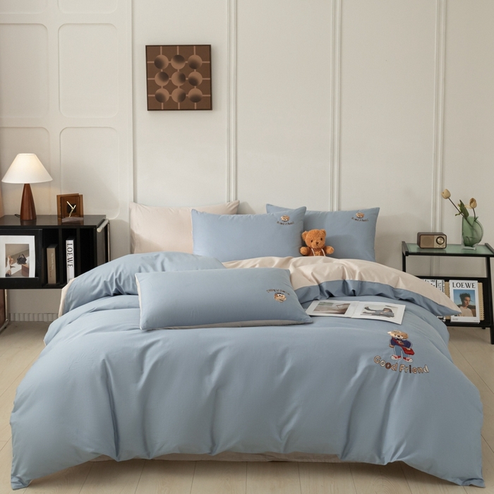 91家纺网 家纺一手货源 找家纺 万盛家纺 2025新款全棉喷气133*72刺绣卡通四件套 fashion熊-深蓝咖