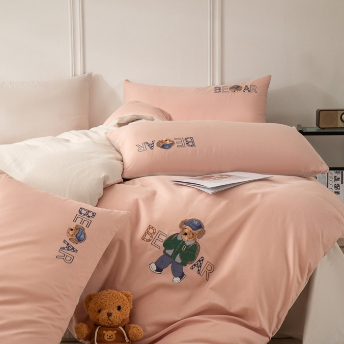 91家纺网 家纺一手货源 找家纺 万盛家纺 2025新款全棉喷气133*72刺绣卡通四件套 cowboy熊-豆沙粉