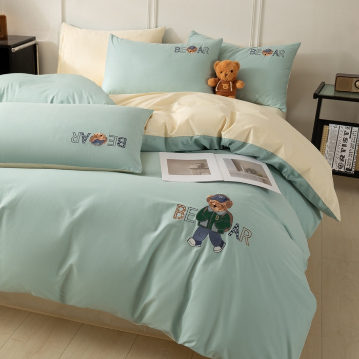 91家纺网 家纺一手货源 找家纺 万盛家纺 2025新款全棉喷气133*72刺绣卡通四件套 cowboy熊-浅蓝卡其