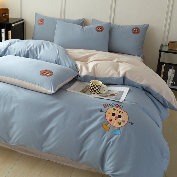 91家纺网 家纺一手货源 找家纺 万盛家纺 2025新款全棉喷气133*72刺绣卡通四件套 cookies饼干仔-深蓝咖