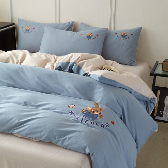 91家纺网 家纺一手货源 找家纺 万盛家纺 2025新款全棉喷气133*72刺绣卡通四件套 basebal熊-深蓝咖