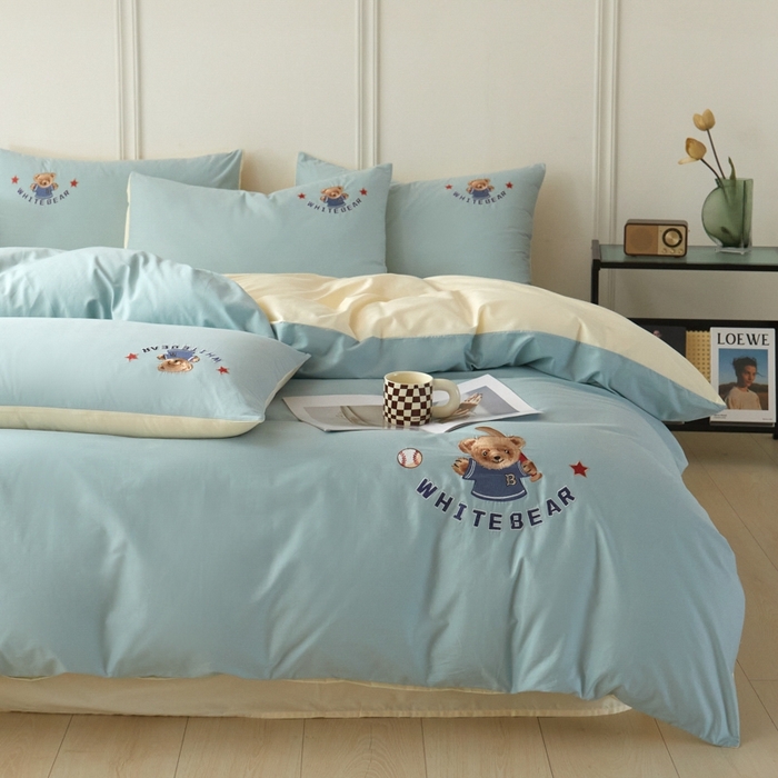 91家纺网 家纺一手货源 找家纺 万盛家纺 2025新款全棉喷气133*72刺绣卡通四件套 baseball熊-浅蓝卡其