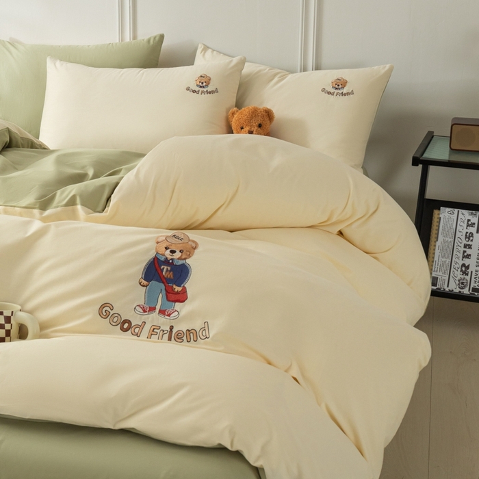 91家纺网 家纺一手货源 找家纺 万盛家纺 2025新款全棉喷气133*72刺绣卡通四件套 fashion熊-奶白绿