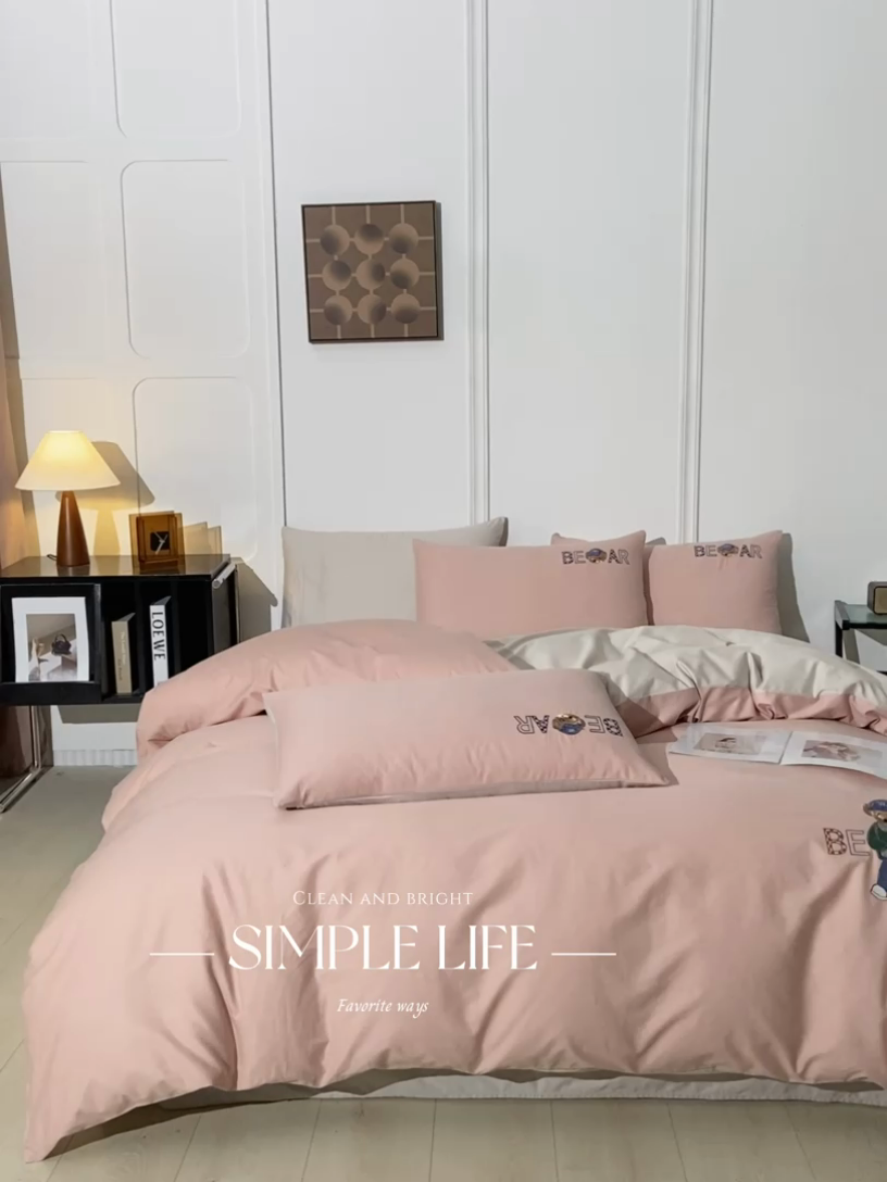 91家纺网 家纺一手货源 找家纺 万盛家纺 2025新款全棉喷气133*72刺绣卡通四件套 cowboy熊-豆沙粉