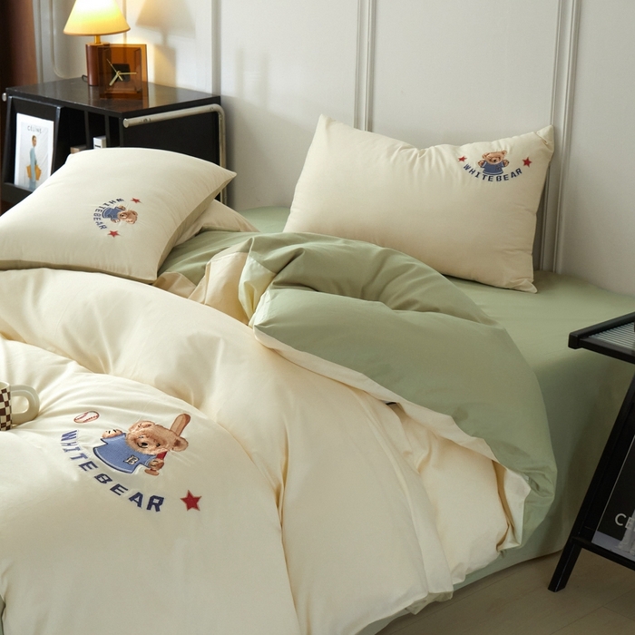 91家纺网 家纺一手货源 找家纺 万盛家纺 2025新款全棉喷气133*72刺绣卡通四件套 baseball熊-奶白绿