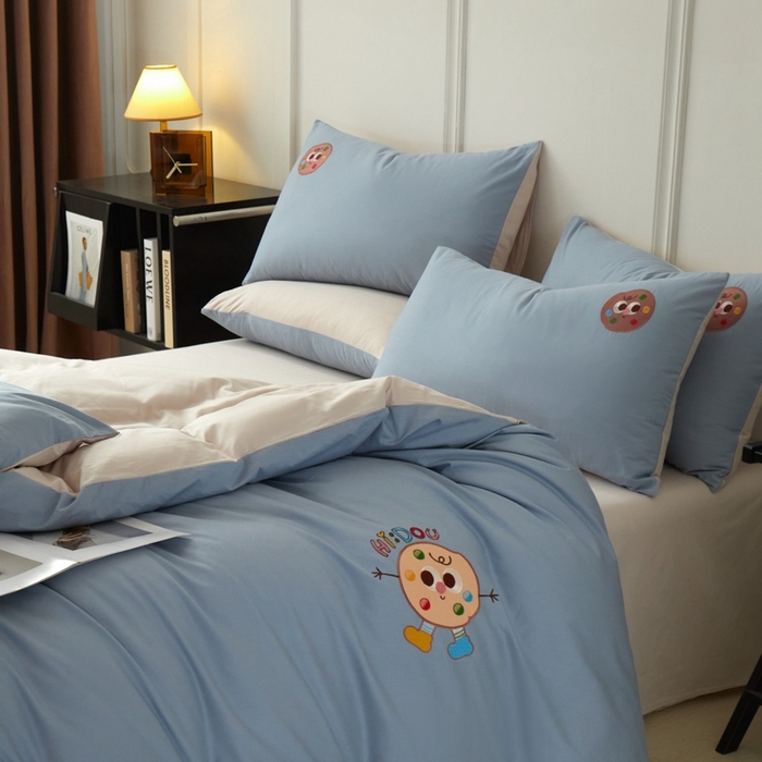 91家纺网 家纺一手货源 找家纺 万盛家纺 2025新款全棉喷气133*72刺绣卡通四件套 cookies饼干仔-深蓝咖