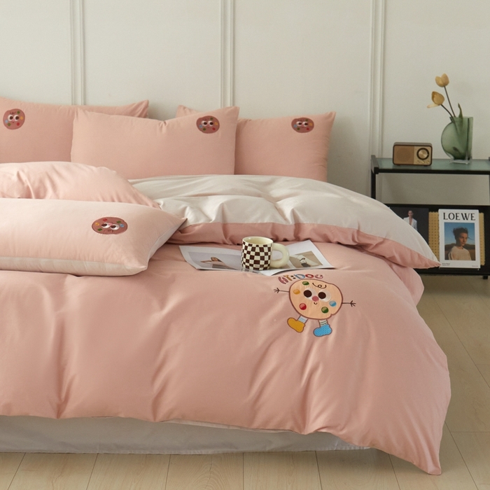 91家纺网 家纺一手货源 找家纺 万盛家纺 2025新款全棉喷气133*72刺绣卡通四件套 cookies饼千仔-豆沙粉