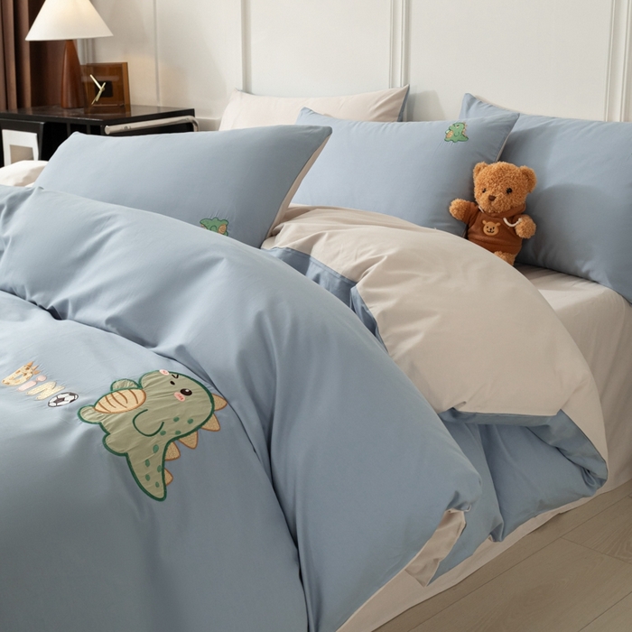 91家纺网 家纺一手货源 找家纺 万盛家纺 2025新款全棉喷气133*72刺绣卡通四件套 football恐龙-深蓝咖