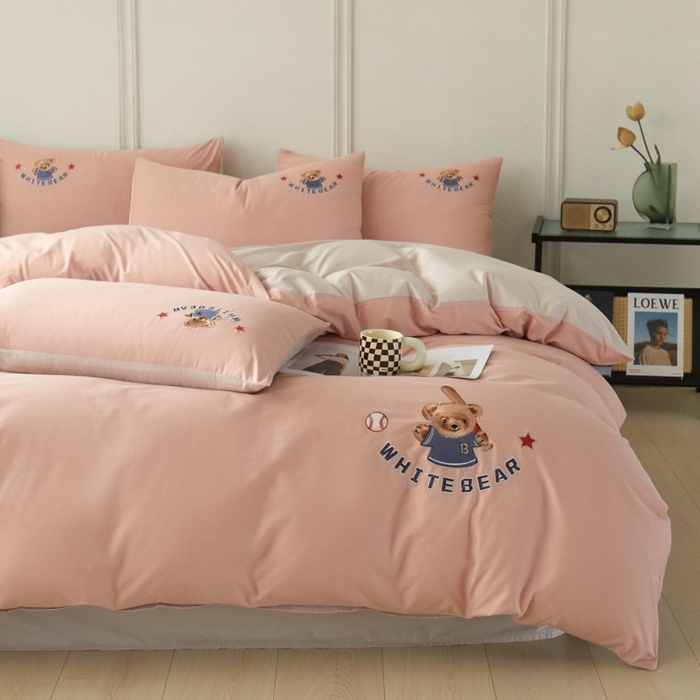 91家纺网 家纺一手货源 找家纺 万盛家纺 2025新款全棉喷气133*72刺绣卡通四件套 baseball熊-豆沙粉