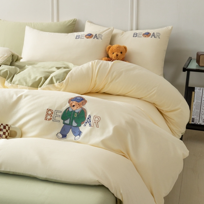 91家纺网 家纺一手货源 找家纺 万盛家纺 2025新款全棉喷气133*72刺绣卡通四件套 cowboy熊-奶白绿