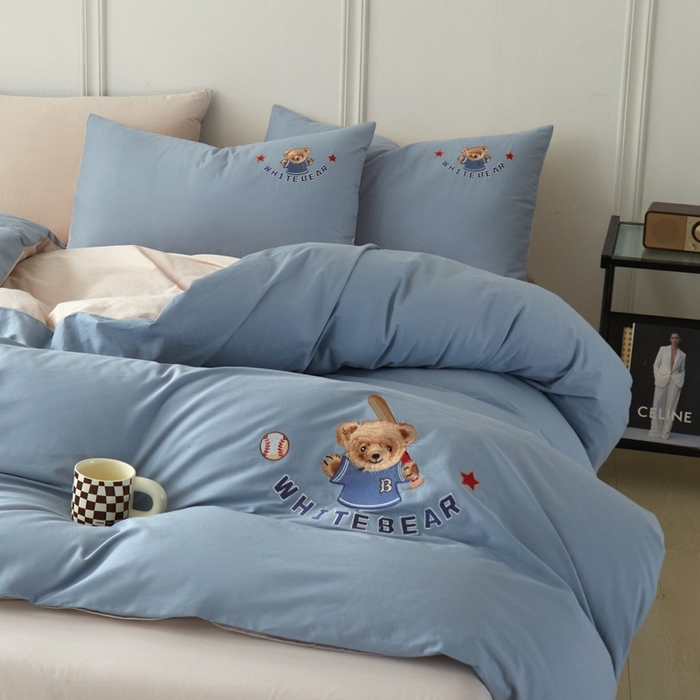 91家纺网 家纺一手货源 找家纺 万盛家纺 2025新款全棉喷气133*72刺绣卡通四件套 basebal熊-深蓝咖