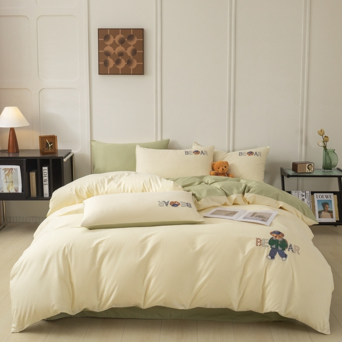 91家纺网 家纺一手货源 找家纺 万盛家纺 2025新款全棉喷气133*72刺绣卡通四件套 cowboy熊-奶白绿