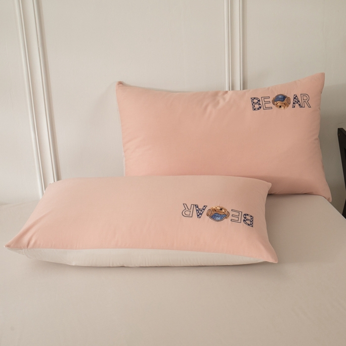 91家纺网 家纺一手货源 找家纺 万盛家纺 2025新款全棉喷气133*72刺绣卡通四件套 cowboy熊-豆沙粉