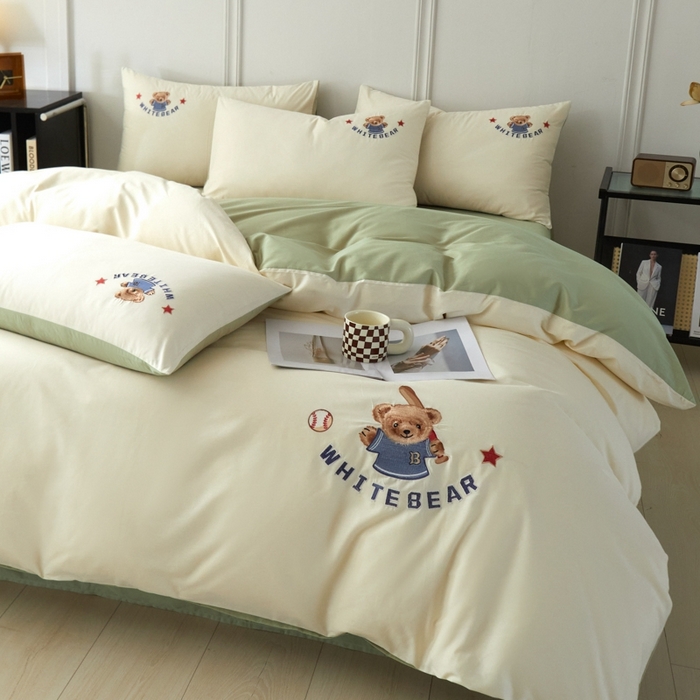 91家纺网 家纺一手货源 找家纺 万盛家纺 2025新款全棉喷气133*72刺绣卡通四件套 baseball熊-奶白绿