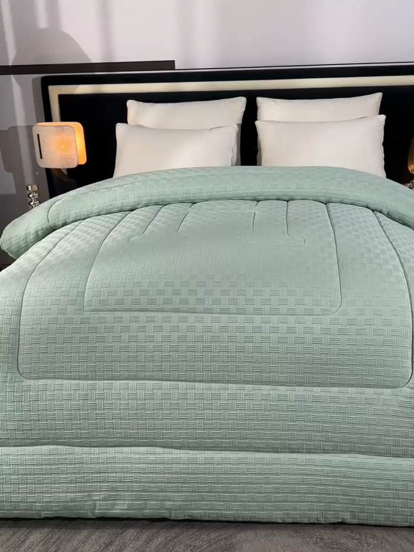 91家纺网 家纺一手货源 找家纺 招财狼家纺 2024新款华夫格羽丝被 贵族水兰