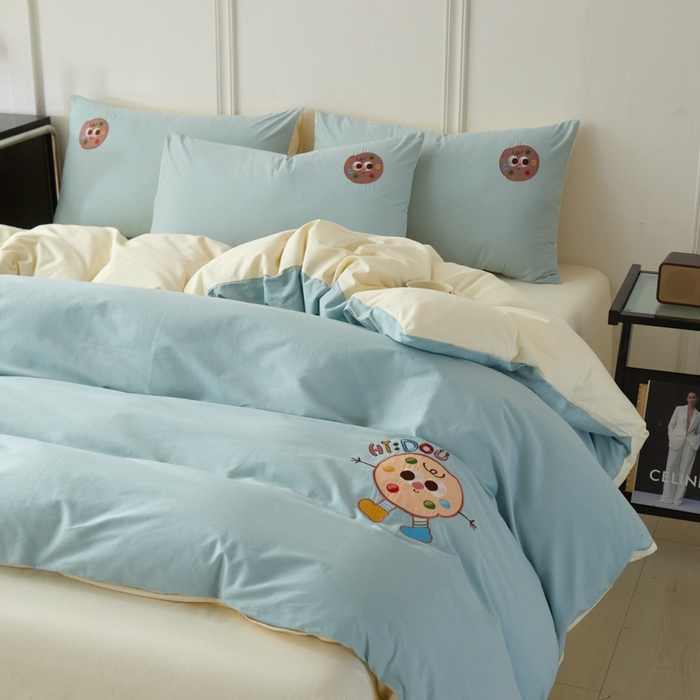 91家纺网 家纺一手货源 找家纺 万盛家纺 2025新款全棉喷气133*72刺绣卡通四件套 cookies饼干仔-浅蓝卡其