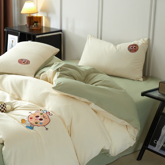 91家纺网 家纺一手货源 找家纺 万盛家纺 2025新款全棉喷气133*72刺绣卡通四件套 cookies饼干仔-奶白绿