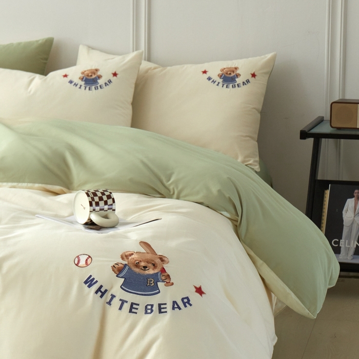 91家纺网 家纺一手货源 找家纺 万盛家纺 2025新款全棉喷气133*72刺绣卡通四件套 baseball熊-奶白绿