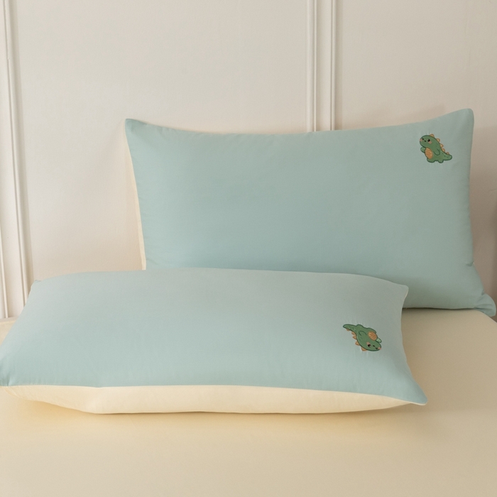 91家纺网 家纺一手货源 找家纺 万盛家纺 2025新款全棉喷气133*72刺绣卡通四件套 football恐龙-浅蓝卡其