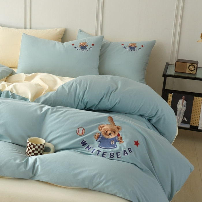 91家纺网 家纺一手货源 找家纺 万盛家纺 2025新款全棉喷气133*72刺绣卡通四件套 baseball熊-浅蓝卡其