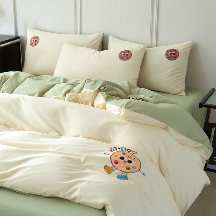 91家纺网 家纺一手货源 找家纺 万盛家纺 2025新款全棉喷气133*72刺绣卡通四件套 cookies饼干仔-奶白绿