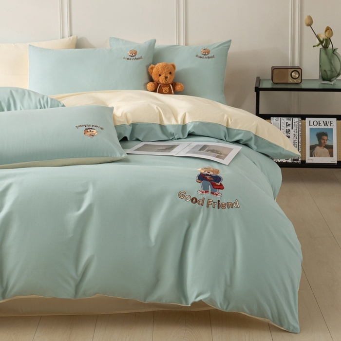 91家纺网 家纺一手货源 找家纺 万盛家纺 2025新款全棉喷气133*72刺绣卡通四件套 fashion熊-浅蓝卡其