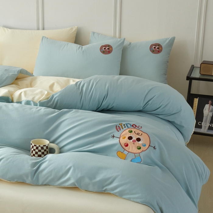 91家纺网 家纺一手货源 找家纺 万盛家纺 2025新款全棉喷气133*72刺绣卡通四件套 cookies饼干仔-浅蓝卡其